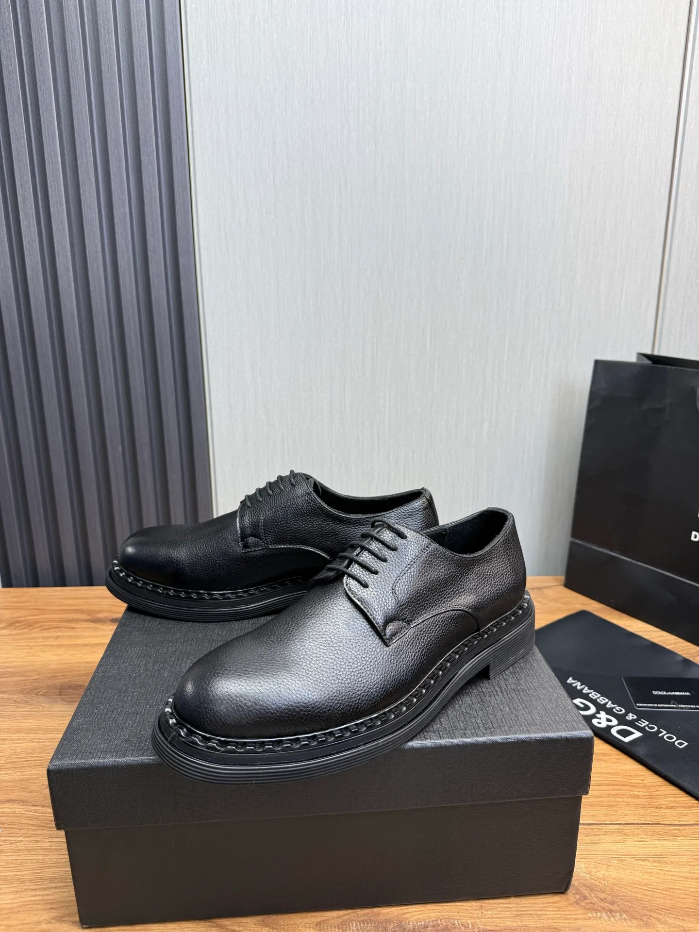 Men's shoes 💰900💰 DG. Men's casual lace-up leather shoes, the latest hot style 🔥 1:1 original purchase quality, top quality goods ⬆️The upper is imported open-edge beaded cowhide, cowhide, and cow suede. The hand-made three-dimensional stitching highlights the round toe design. The inner foot pads are all imported cowhide, with the original wear-resistant foam outsole, matching code 39-44, (38, 45 custom-made, non-returnable)